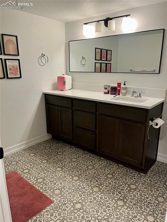 Image 19 of 32: Bathroom
