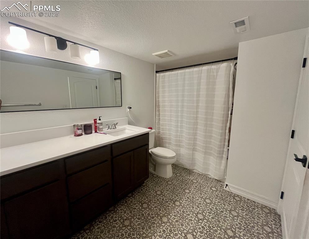 Image 20 of 32: Bathroom