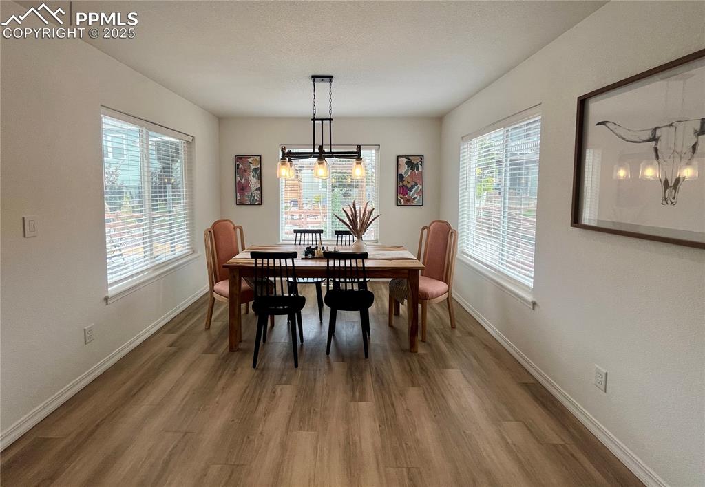 Image 5 of 32: Dining Area