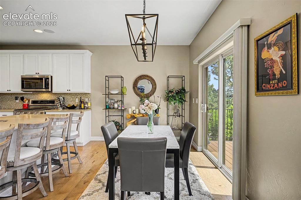 Image 10 of 50: Dining Area