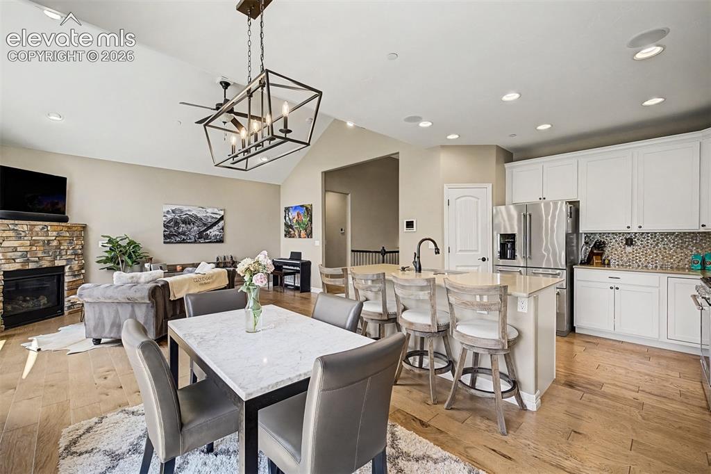 Image 11 of 50: Dining Area