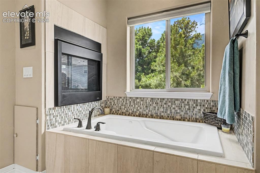 Image 18 of 50: Bathroom