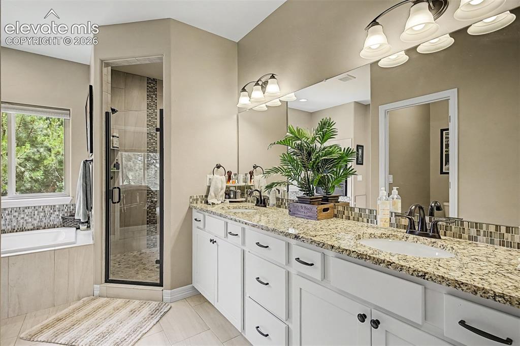 Image 19 of 50: Bathroom