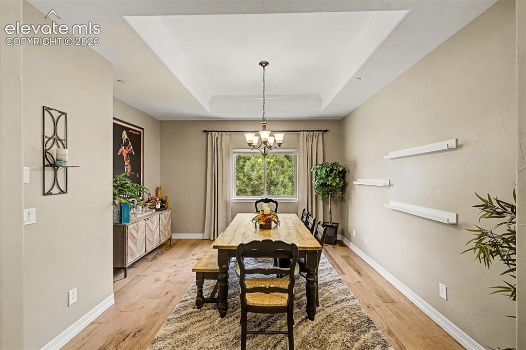 Image 5 of 50: Dining Area