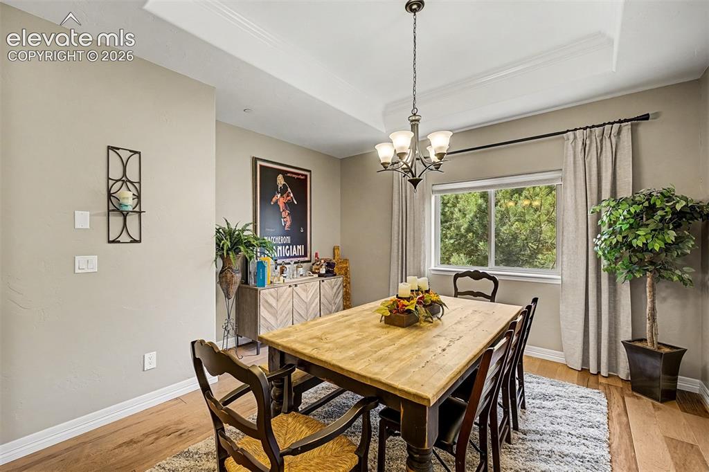 Image 6 of 50: Dining Area