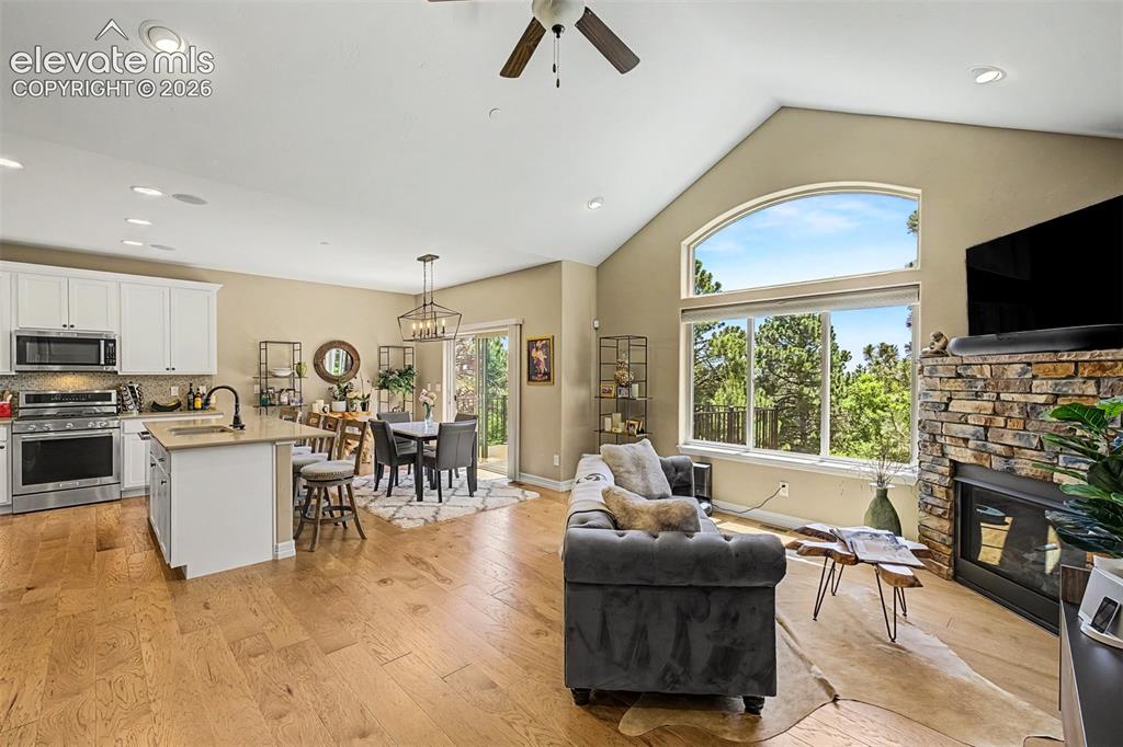 Image 8 of 50: Living Room