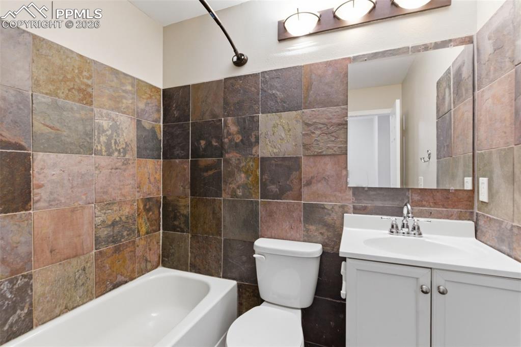 Image 12 of 25: Bedroom