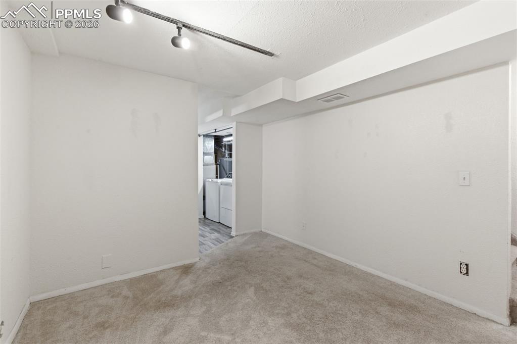 Image 16 of 25: Bedroom