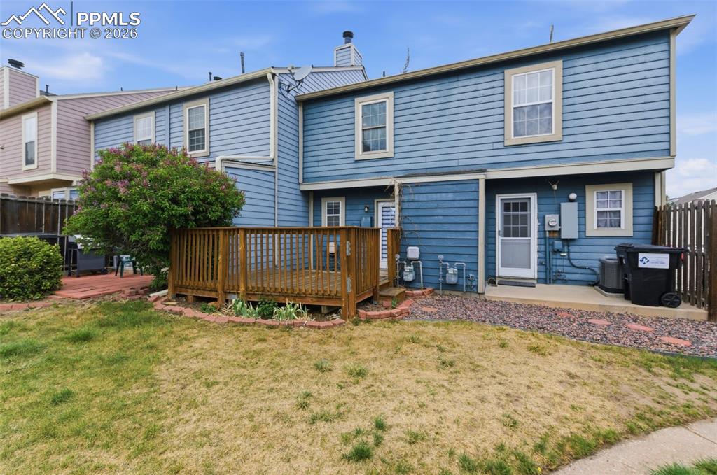 Image 23 of 25: Deck