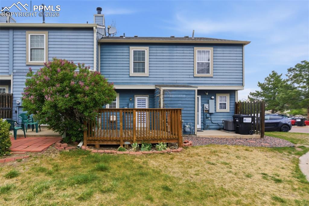 Image 24 of 25: Yard