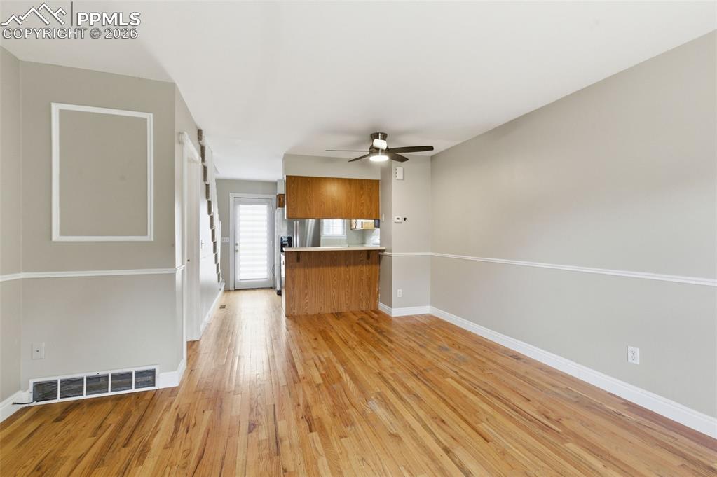 Image 4 of 25: Entry