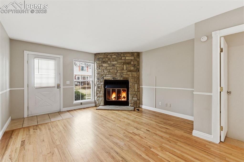 Image 5 of 25: Living Room