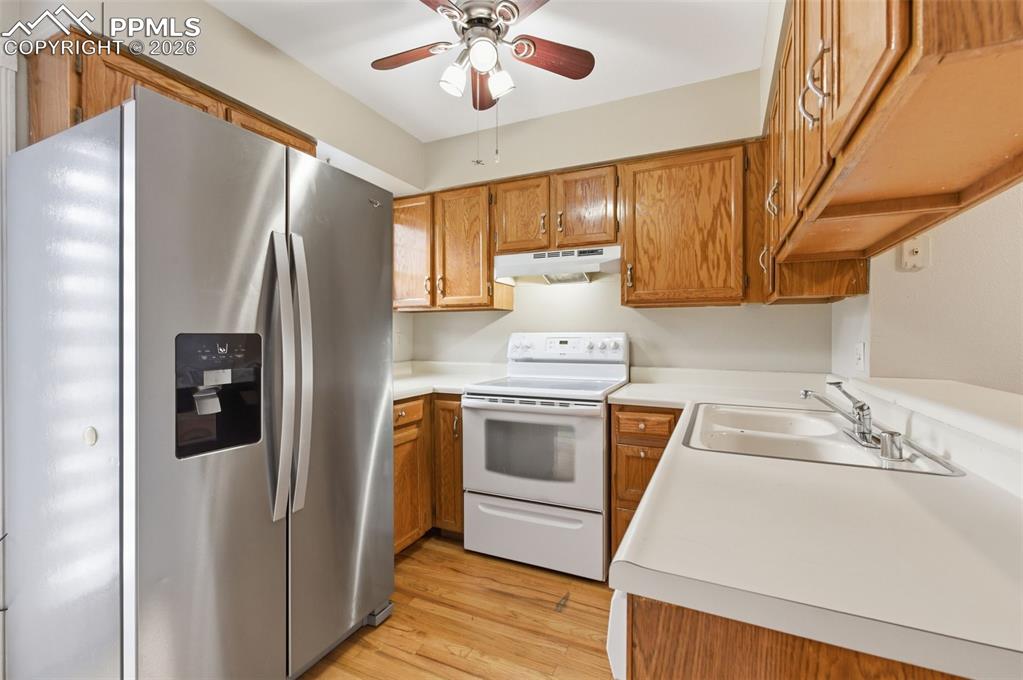 Image 7 of 25: Living Room