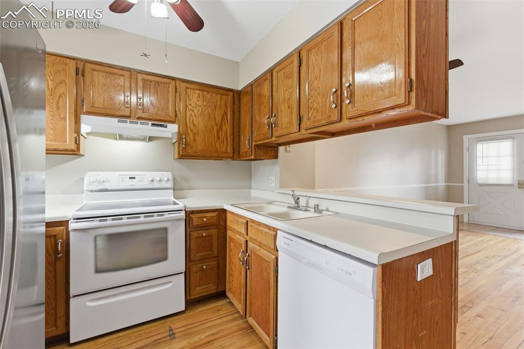 Image 8 of 25: Living Room