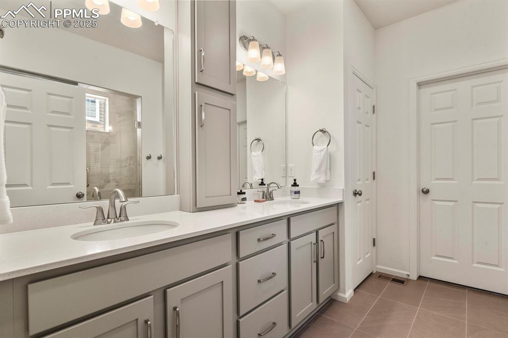 Image 20 of 38: Bathroom