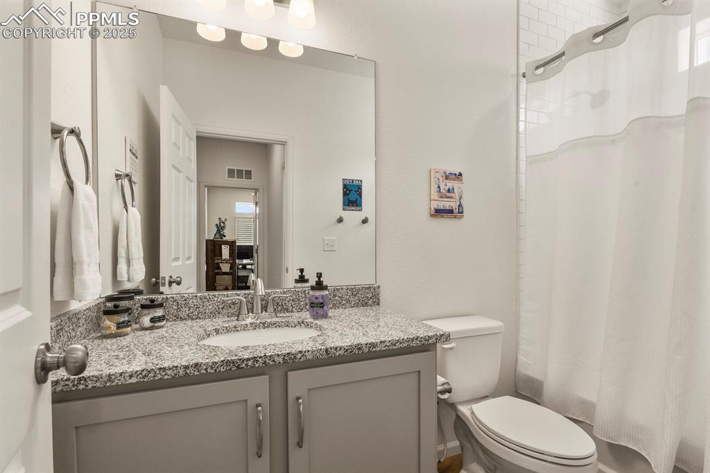 Image 24 of 38: Bathroom