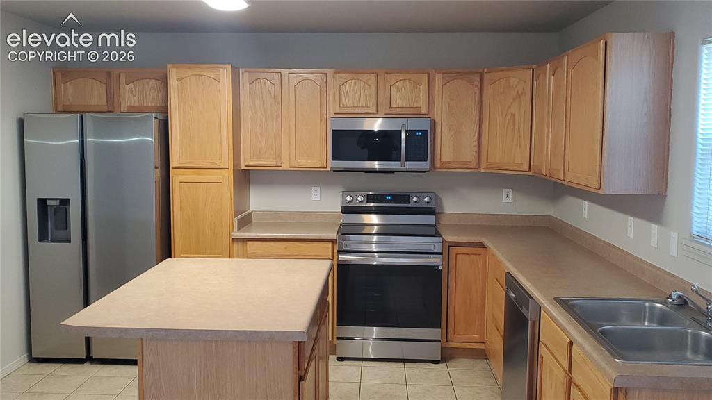 Image 2 of 8: Kitchen
