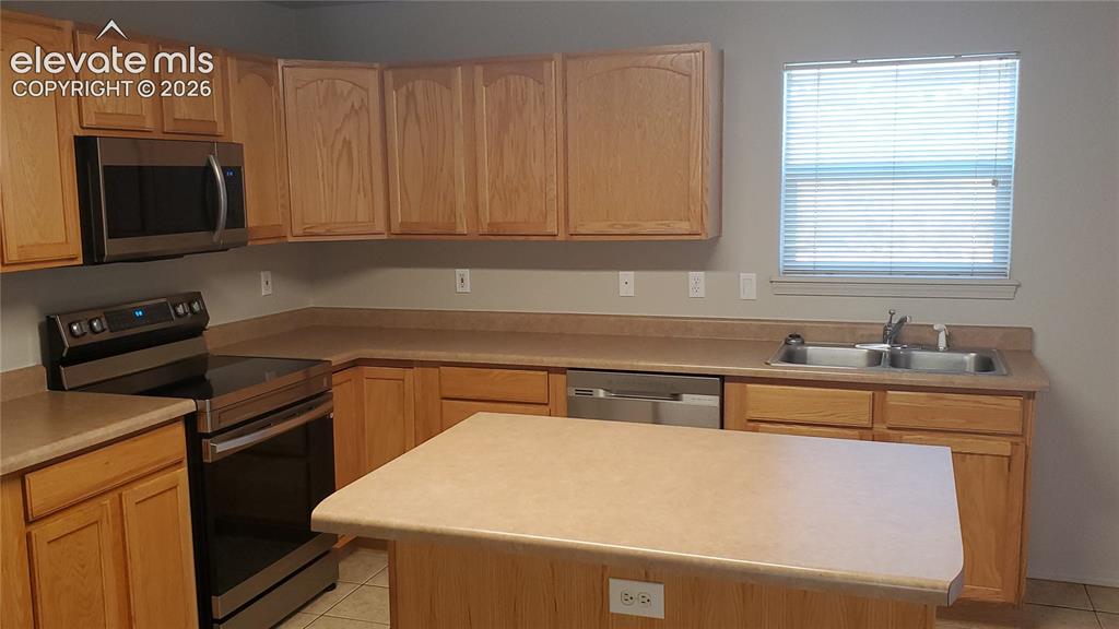 Image 3 of 8: Kitchen