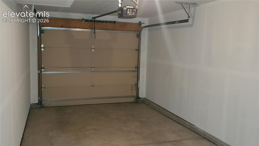 Image 8 of 8: Garage