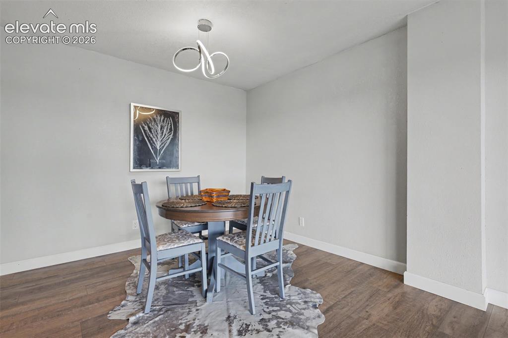 Image 10 of 25: Dining Area