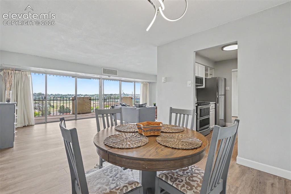 Image 11 of 25: Dining Area