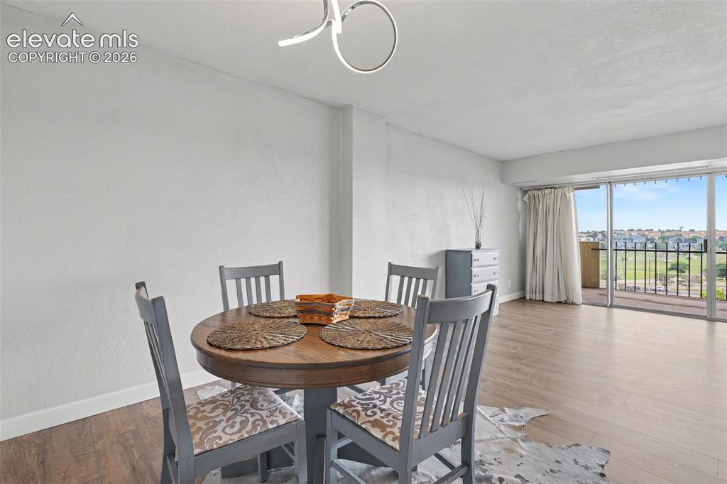 Image 12 of 25: Dining Area