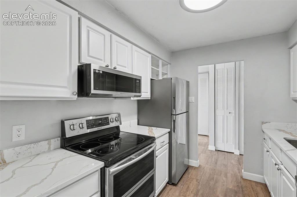 Image 14 of 25: Kitchen