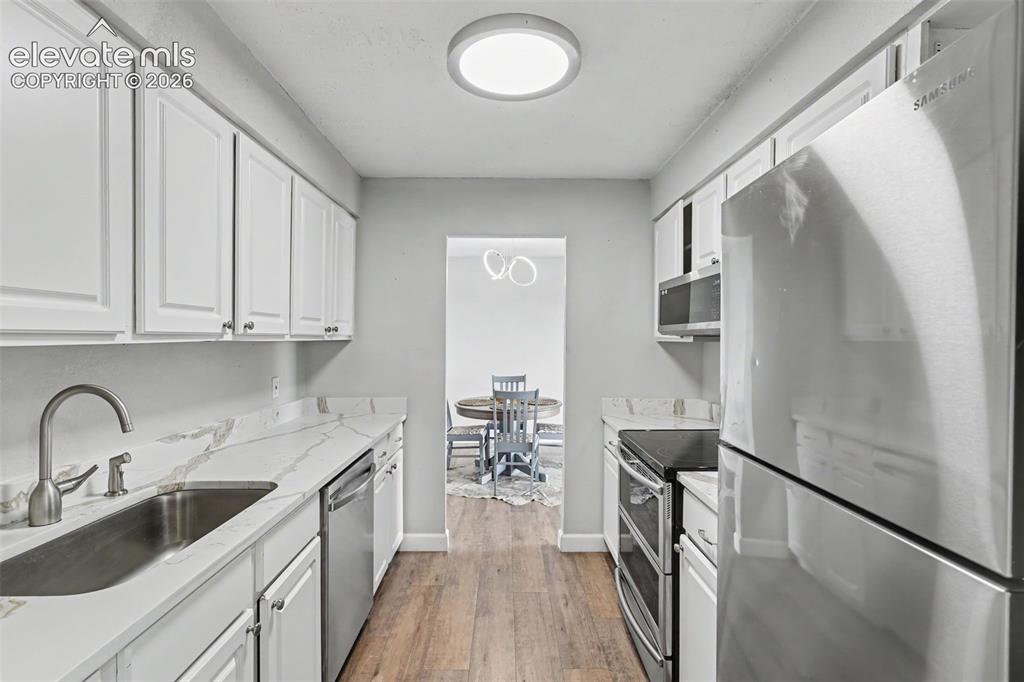 Image 15 of 25: Kitchen
