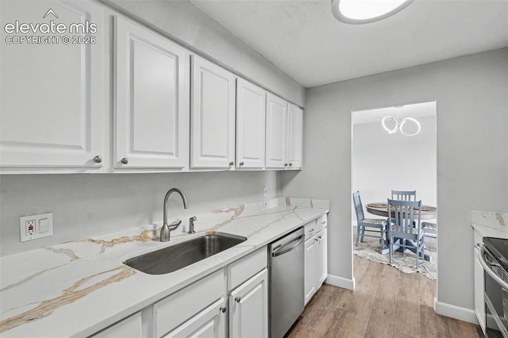 Image 16 of 25: Kitchen