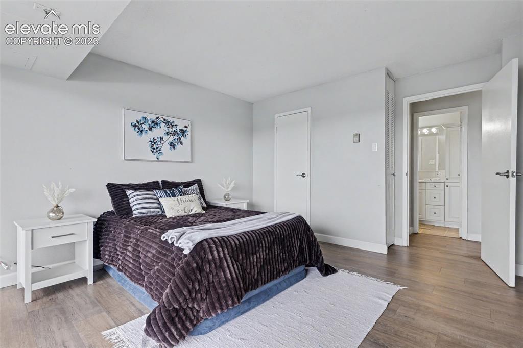 Image 18 of 25: Bedroom