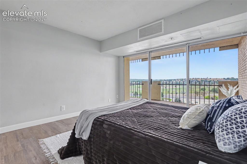 Image 19 of 25: Bedroom