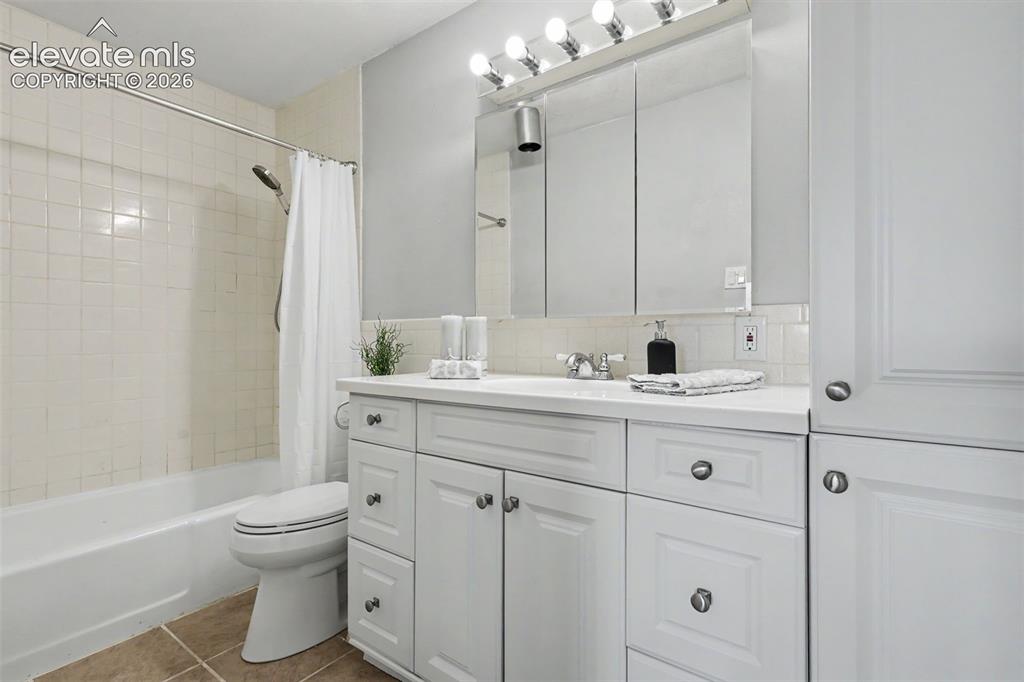 Image 21 of 25: The full-sized Bathroom has an abundance of cupboard space for storage!