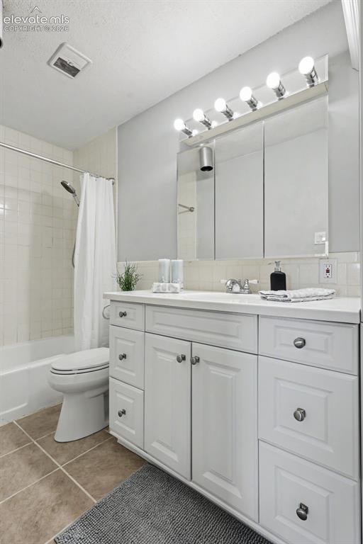 Image 22 of 25: Bathroom