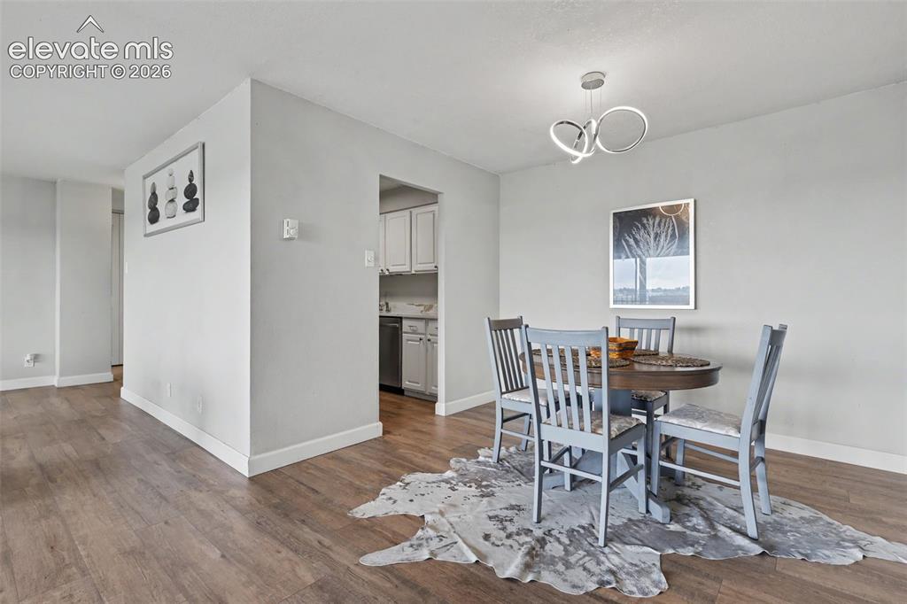 Image 9 of 25: Dining Area