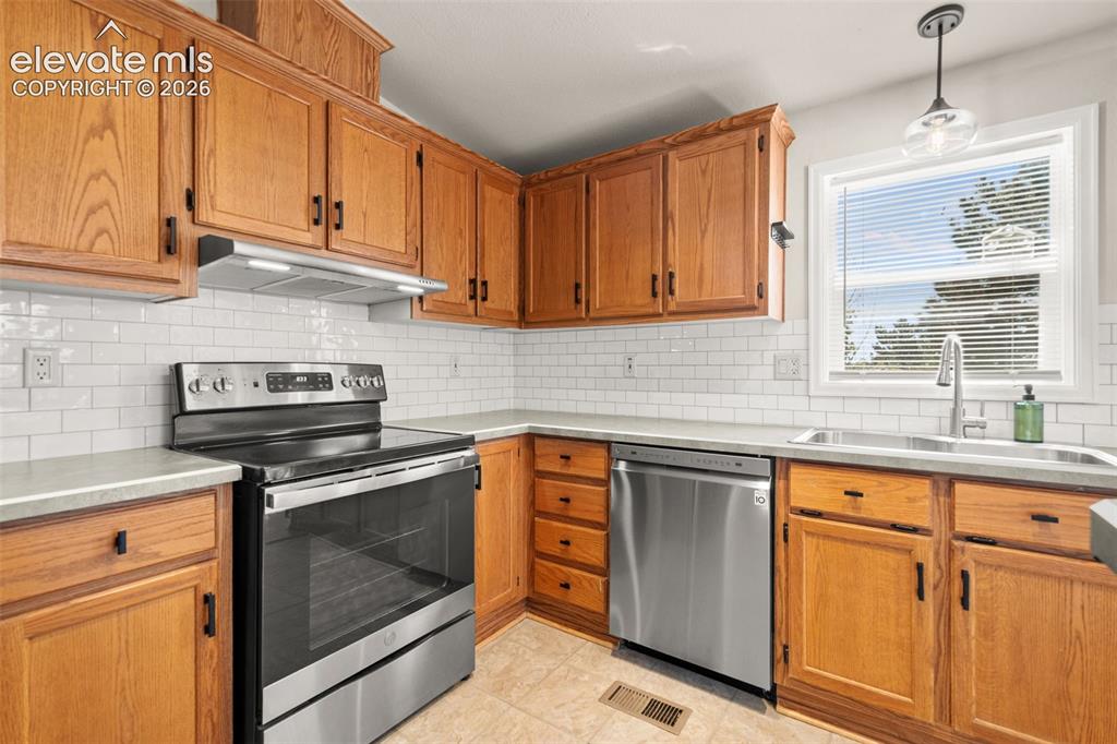 Image 12 of 36: Kitchen