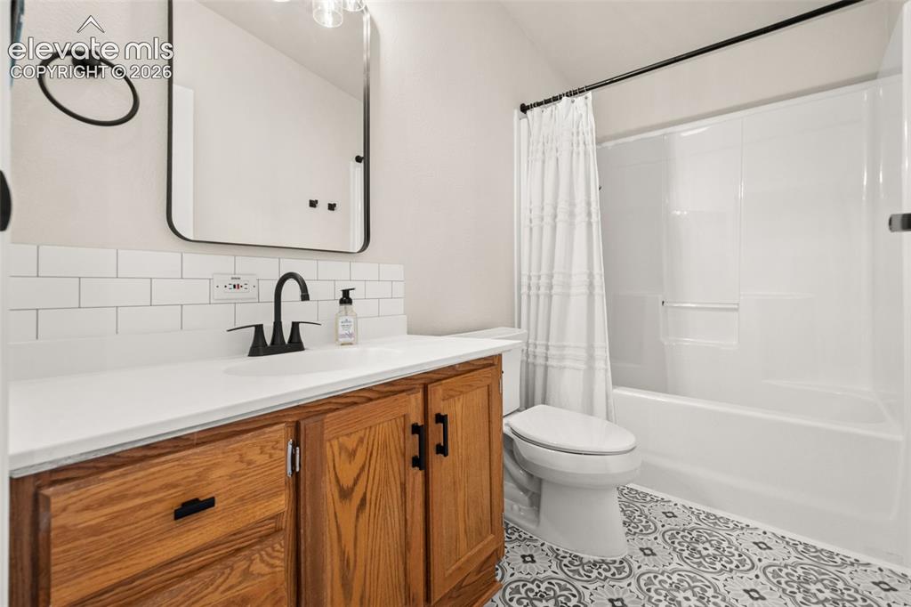 Image 24 of 36: Bathroom