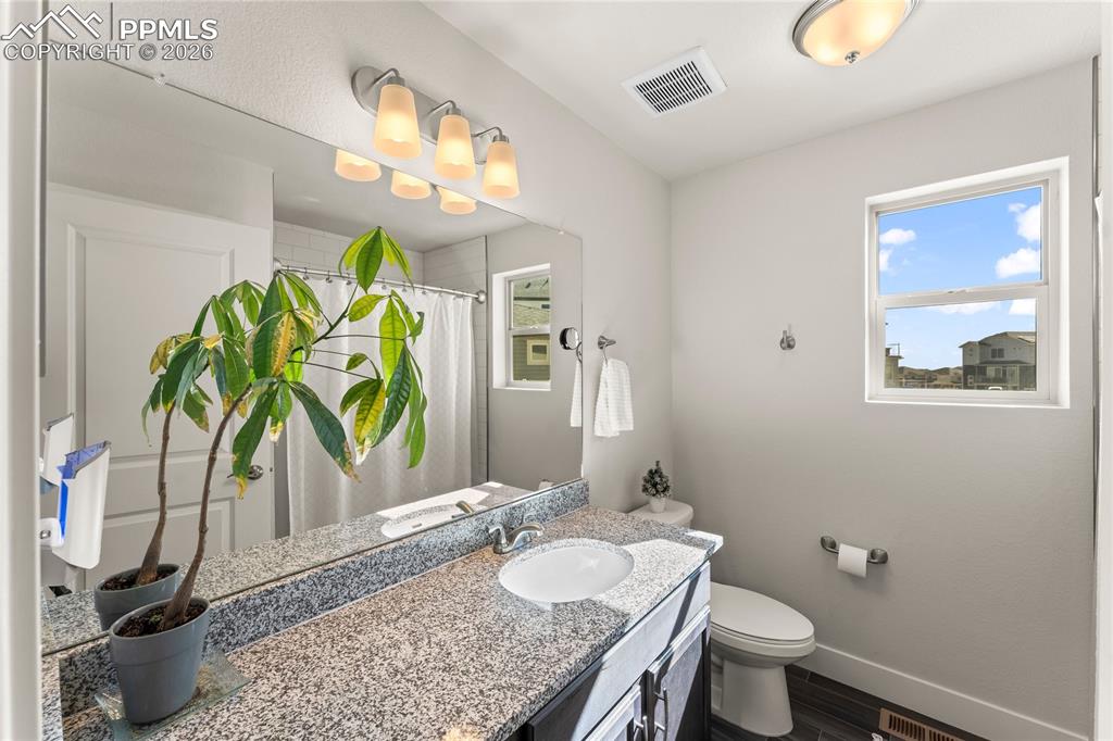 Image 18 of 35: Bathroom