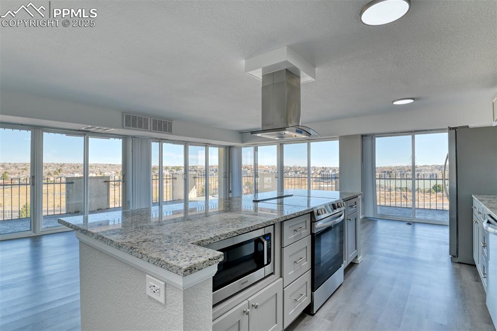 Image 10 of 44: Kitchen