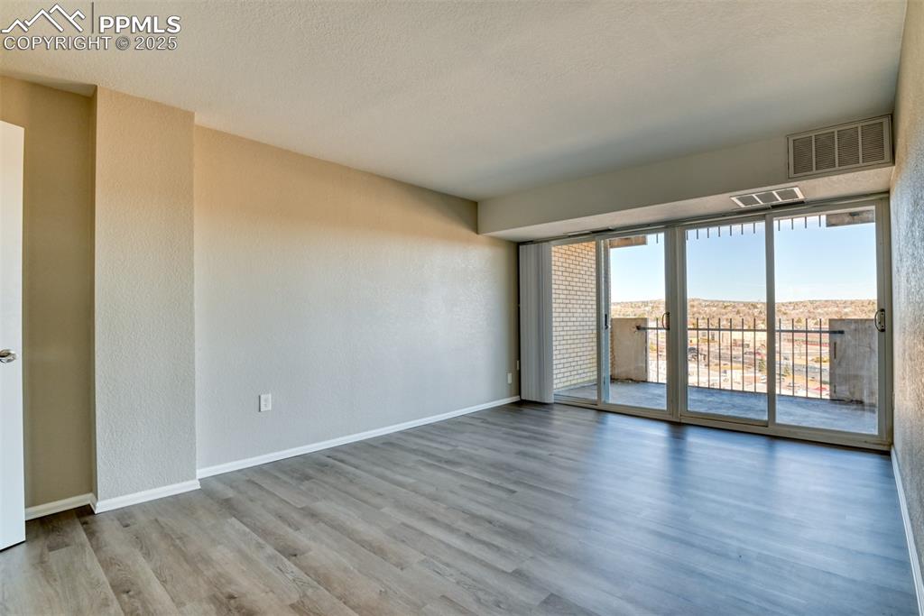 Image 17 of 44: Bedroom