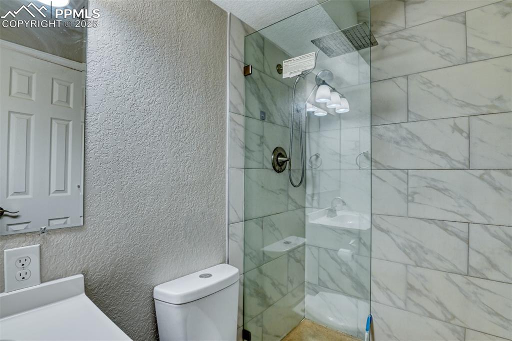 Image 21 of 44: Bathroom