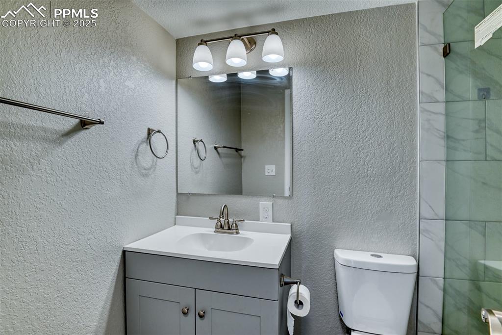 Image 22 of 44: Bathroom