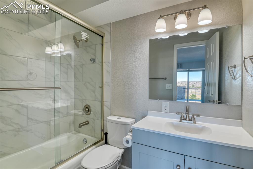 Image 24 of 44: Bathroom