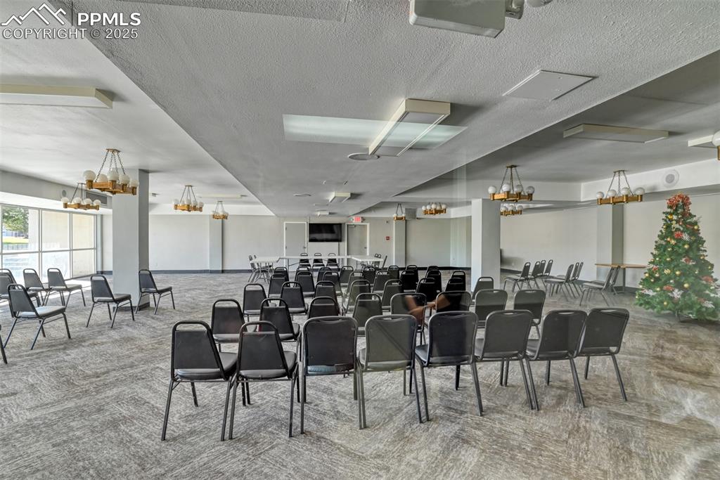 Image 32 of 44: Conference room that you can use.