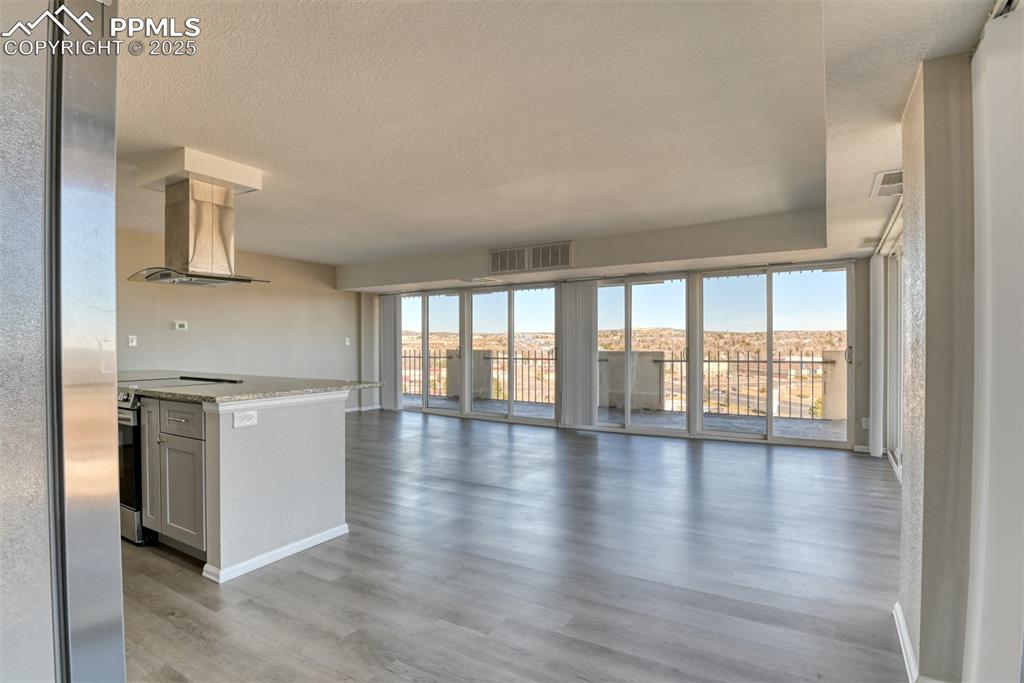 Image 6 of 44: Kitchen