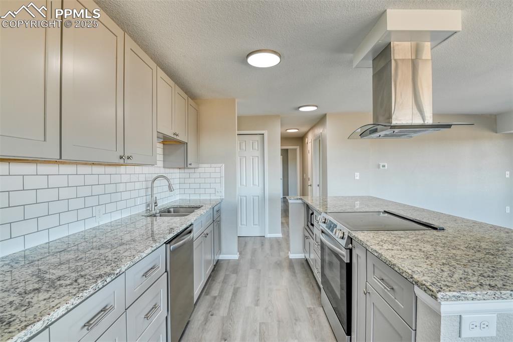 Image 9 of 44: Kitchen