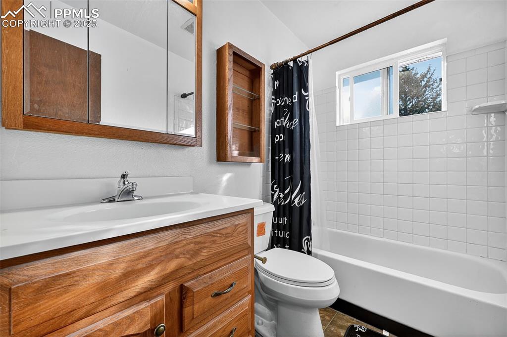 Image 12 of 21: Bathroom