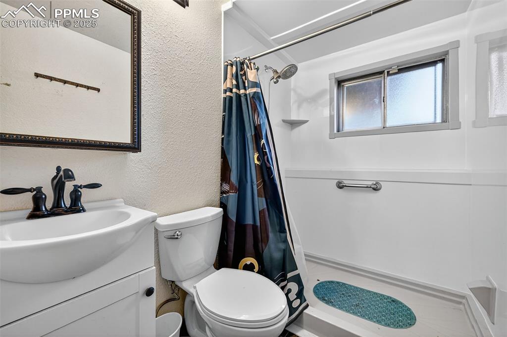 Image 20 of 21: Bathroom