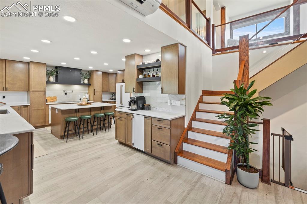 Image 10 of 50: Kitchen