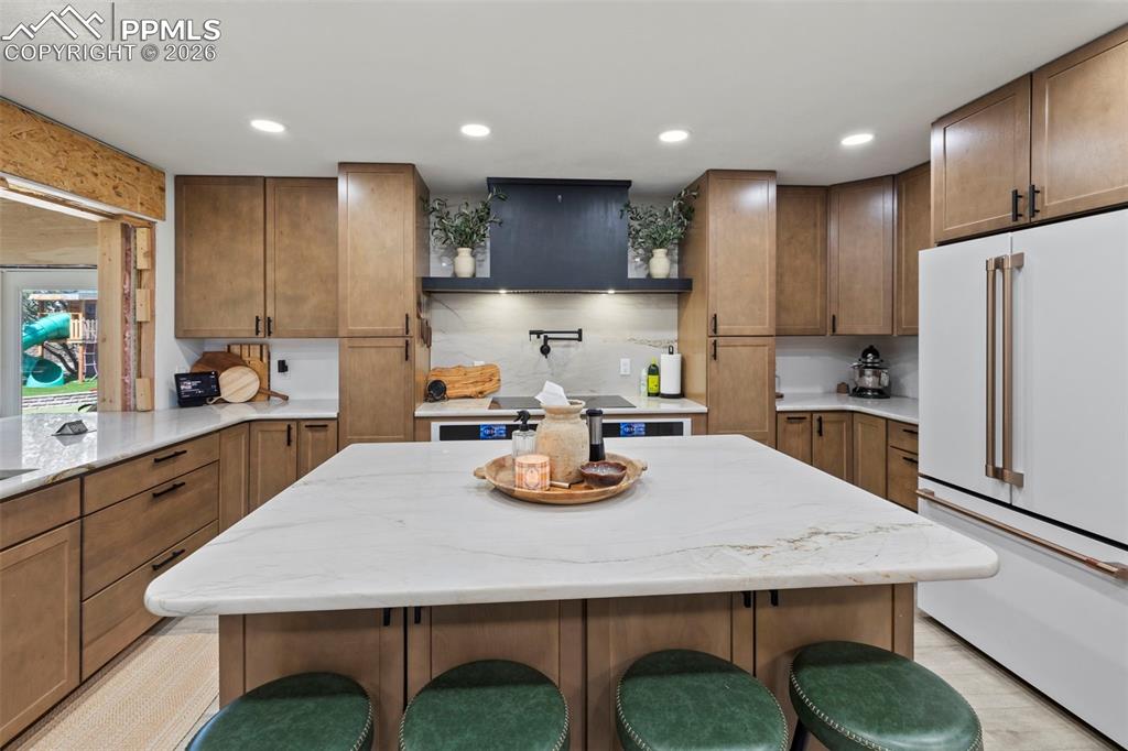 Image 12 of 50: Kitchen