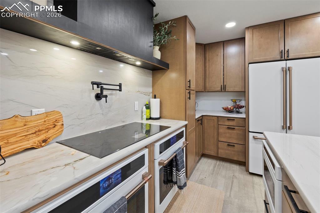 Image 14 of 50: Kitchen